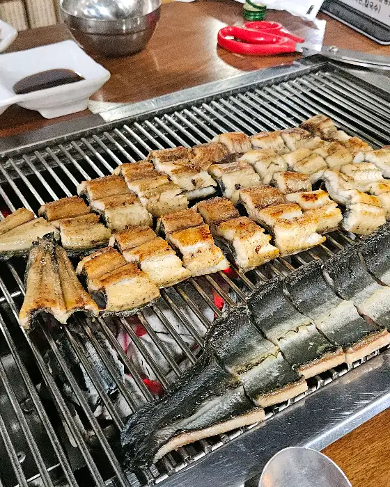 노릇하게 구워진 장어구이