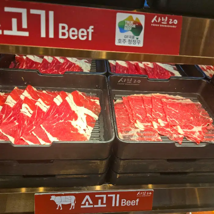 신선하게 진열된 소고기