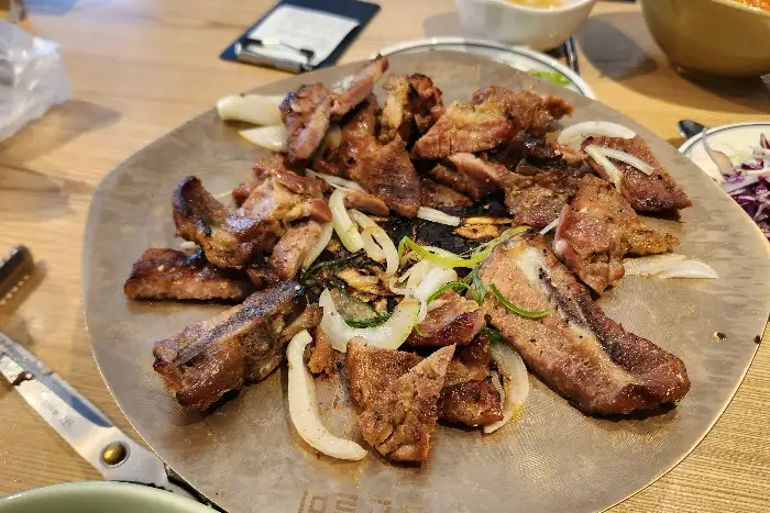 다양한 부위의 구워진 고기
