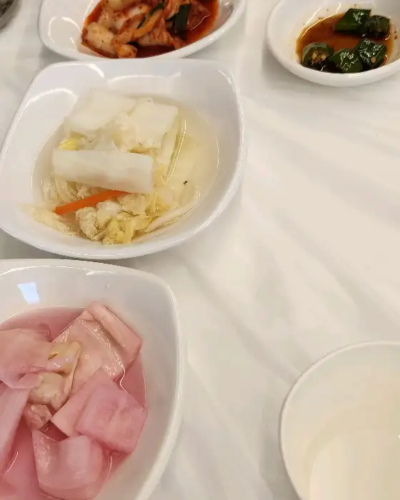 정갈하게 담긴 밑반찬들
