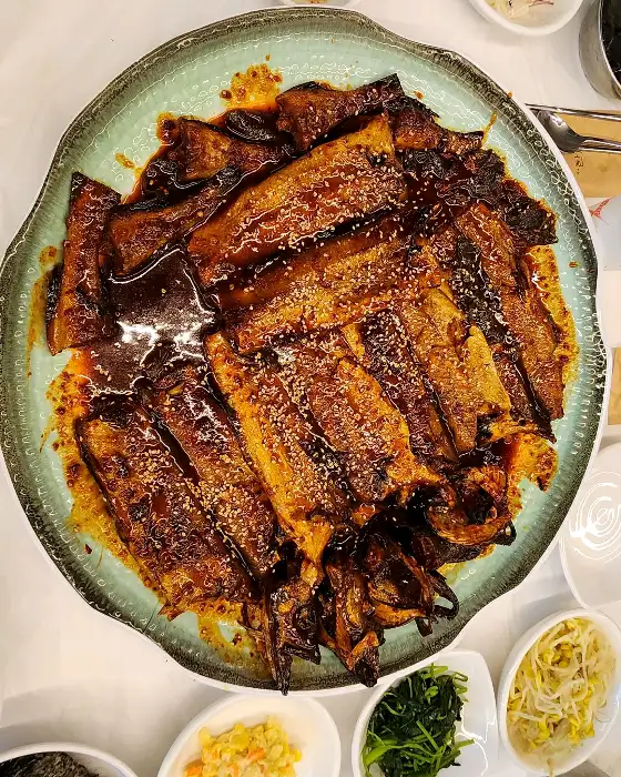 다양한 밑반찬이 차려진 테이블