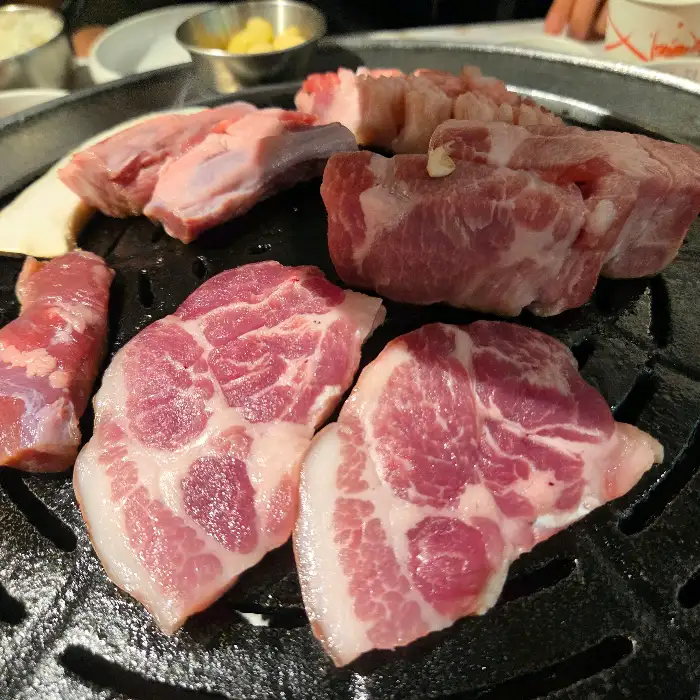 잘 구워진 꽃삼겹살 조각들