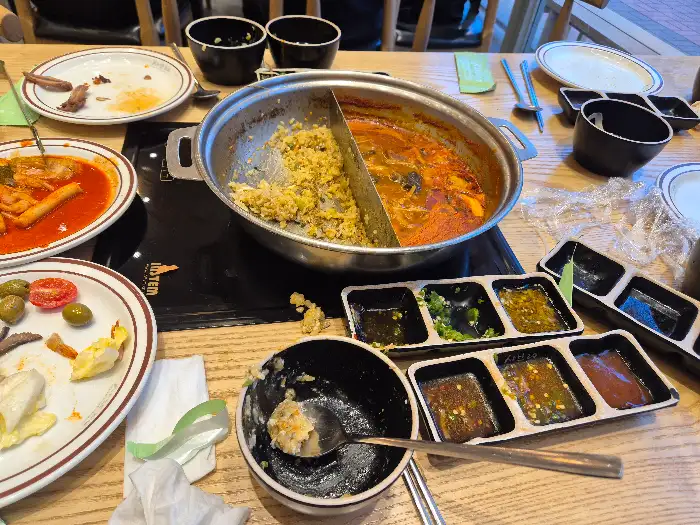 반반으로 나뉜 샤브샤브 육수 냄비