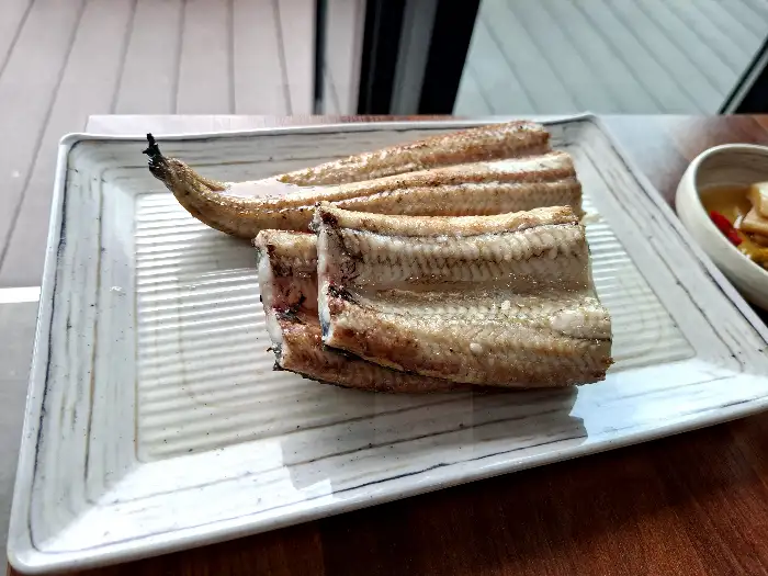 접시에 담겨 있는 장어 구이