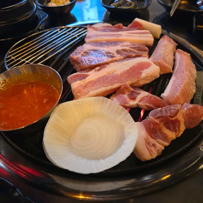 불판 위에서 맛있게 익어가고 있는 꼬들살과 삼겹살