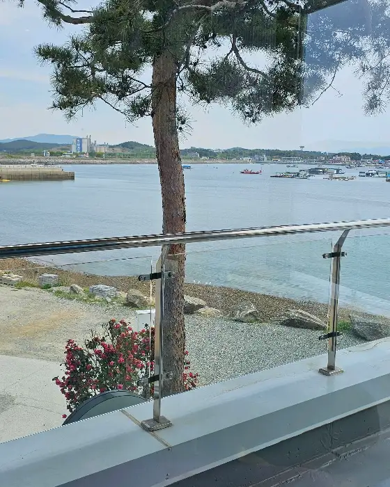 창밖으로 보이는 바다 풍경
