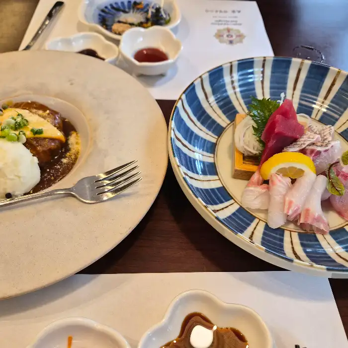 접시에 담긴 회와 밥