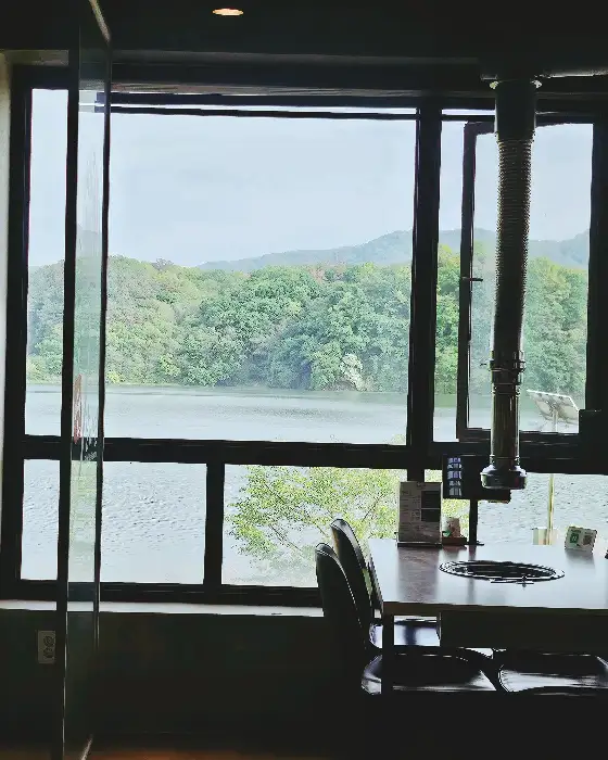 창밖으로 보이는 양수리 호수와 산 풍경