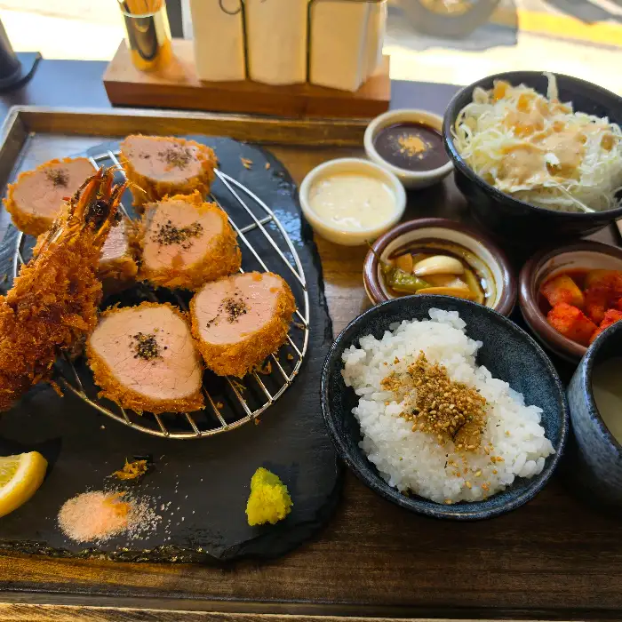 새우튀김과 함께 나온 돈까스