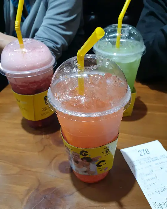 다양한 과일 맛의 시원한 음료