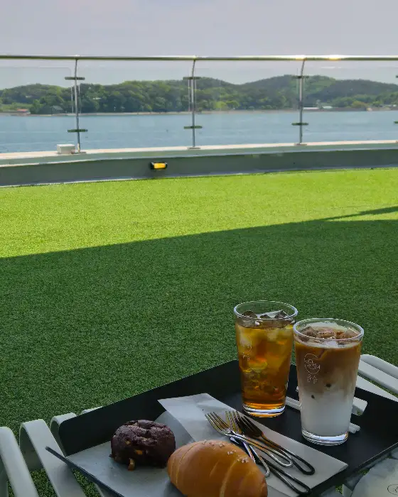 음료와 빵이 함께 놓인 테이블