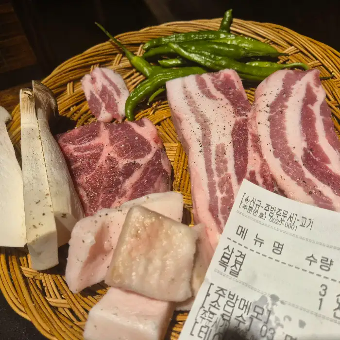 구워지기 전 삼겹살과 목살
