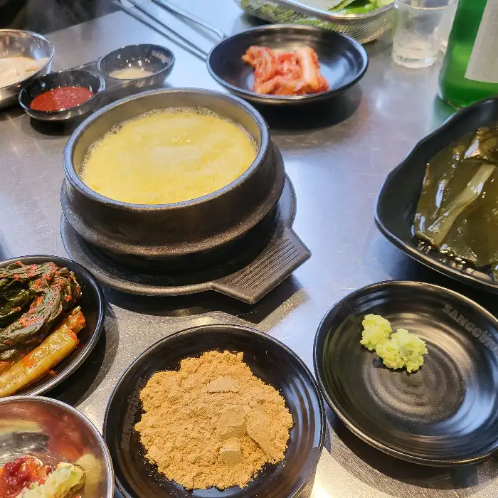 상차림에 나온 계란찜과 갓김치, 겉절이 등.