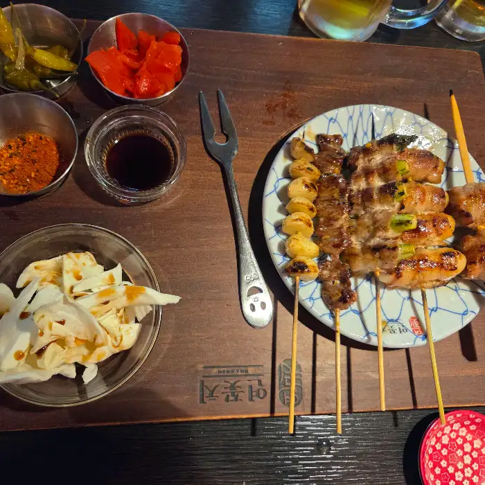 다양한 꼬치구이와 곁들임 메뉴