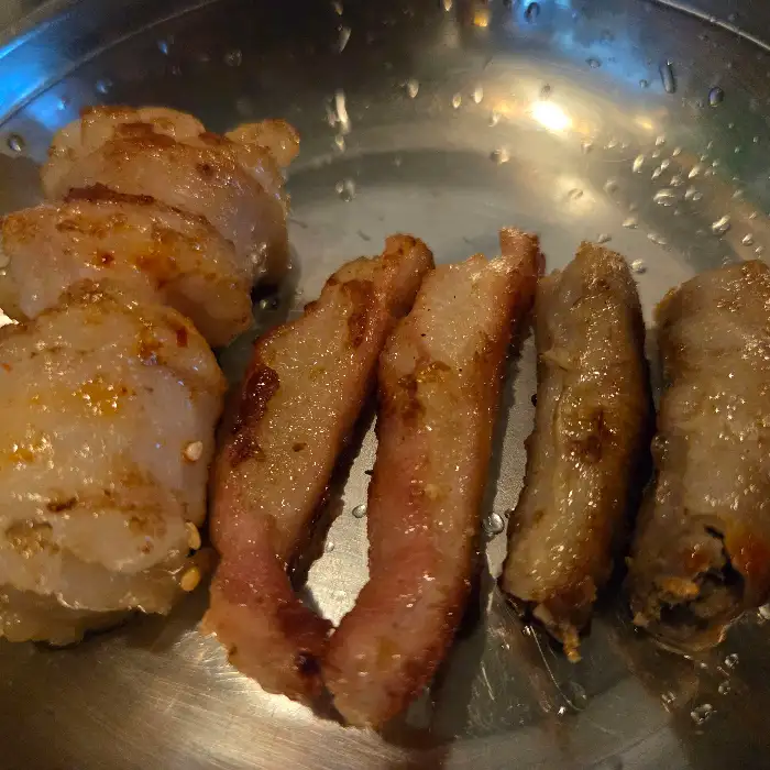 접시에 담긴 구운 곱창과 대창의 모습