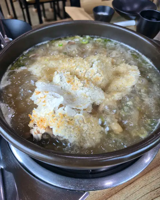 다양한 밑반찬이 차려진 모습