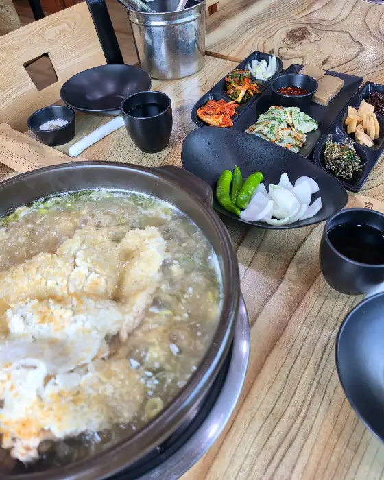한 상 가득 차려진 음식과 밑반찬