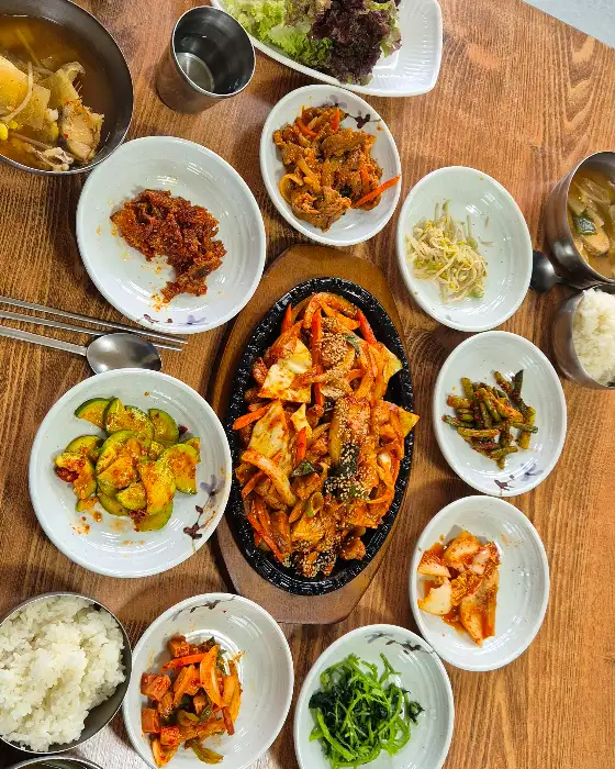 테이블 전체샷, 푸짐한 한상차림