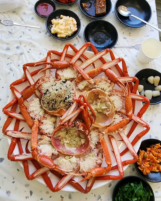 푸짐하게 담긴 홍게 한 상