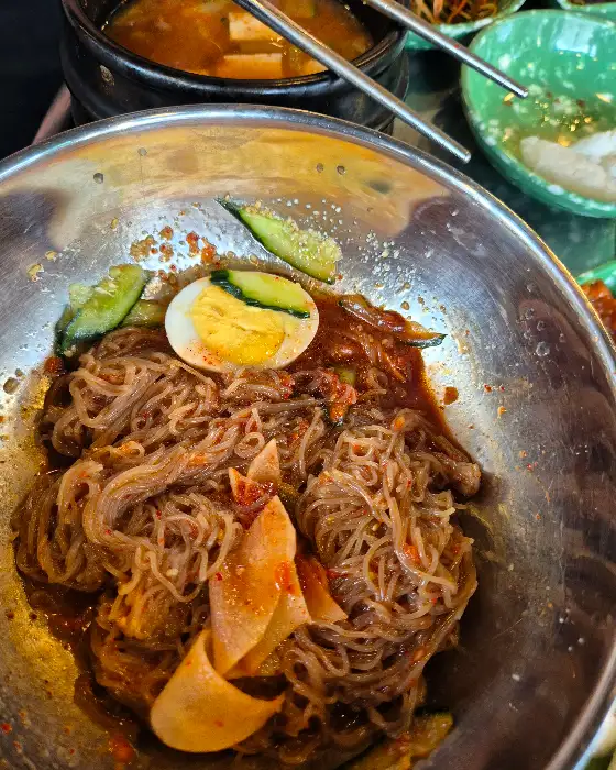 정갈하게 차려진 밑반찬들