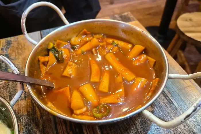 깻잎이 올라간 떡볶이