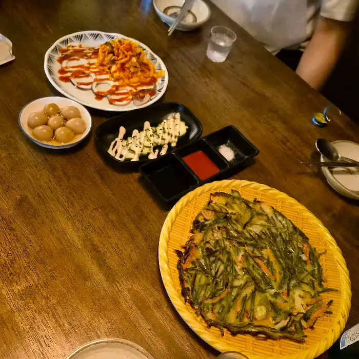 다양한 종류의 안주가 푸짐하게 차려진 모습