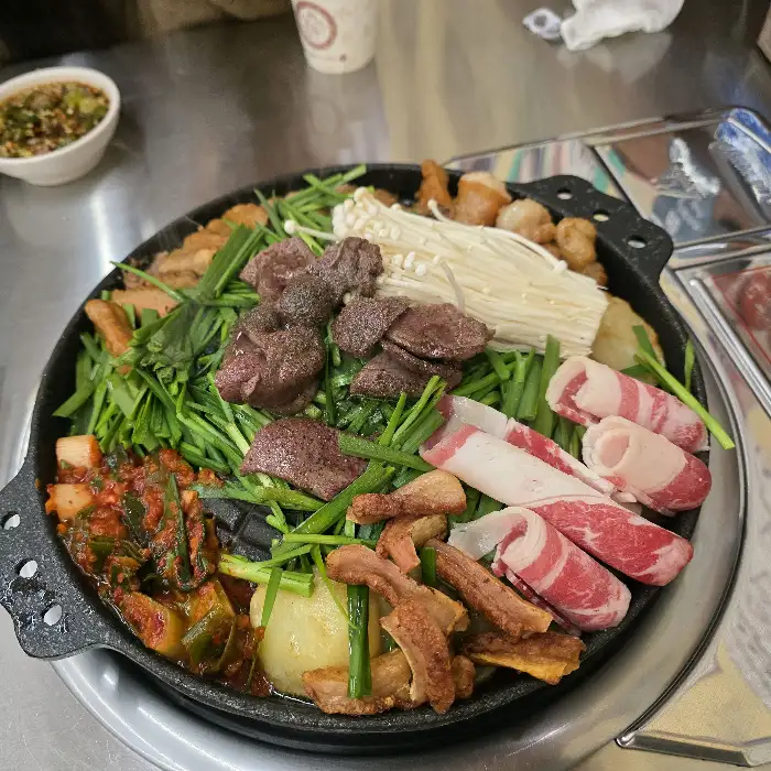 기본으로 제공되는 순두부찌개와 육회