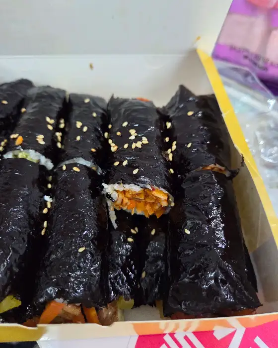 박스에 담긴 김밥 클로즈업