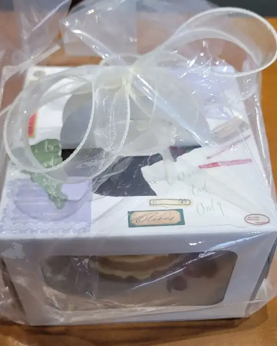먹음직스러운 피스타치오 크림 라떼와 레몬 생크림 케이크