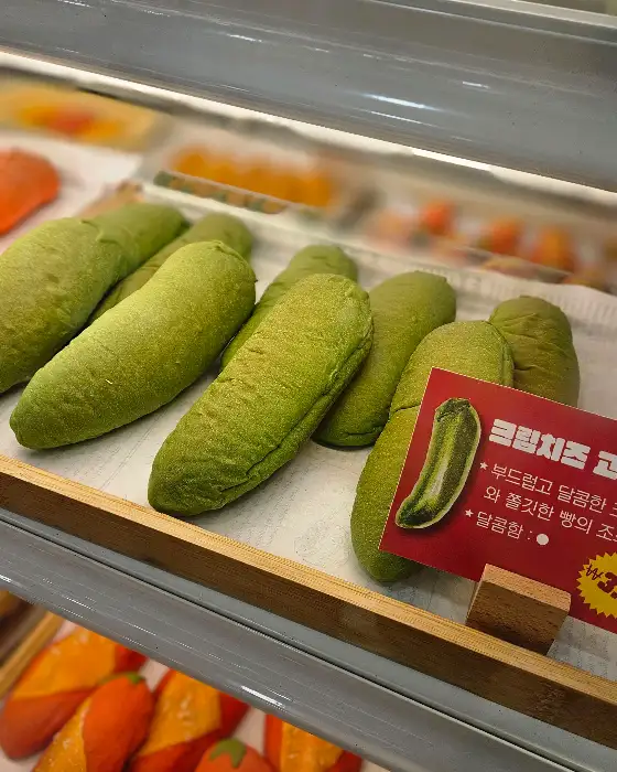 크림치즈가 든 초록색 고추빵