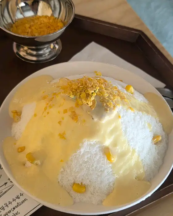 크림 소스를 부어 맛보는 초당옥수수 빙수