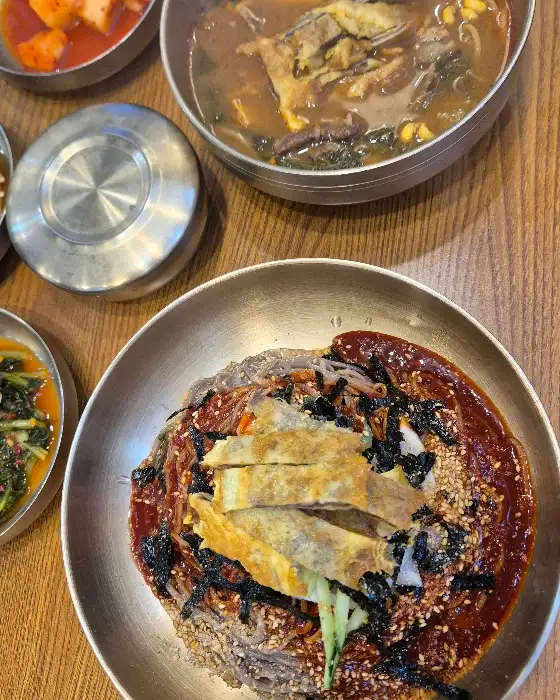 새콤달콤한 비빔 막국수