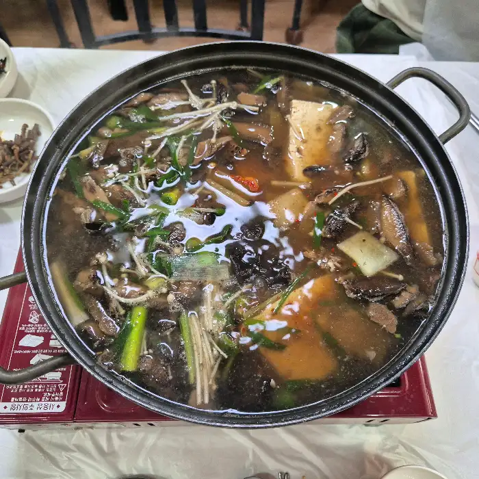 끓고 있는 버섯전골의 모습