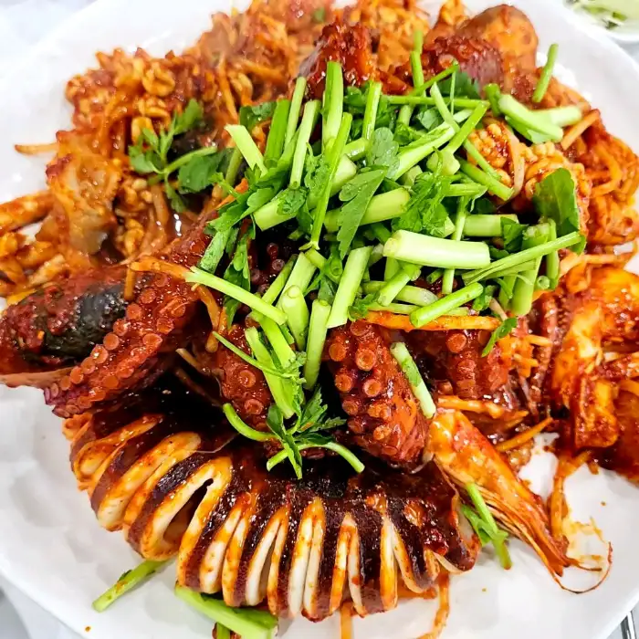 통문어가 먹음직스러운 해물찜