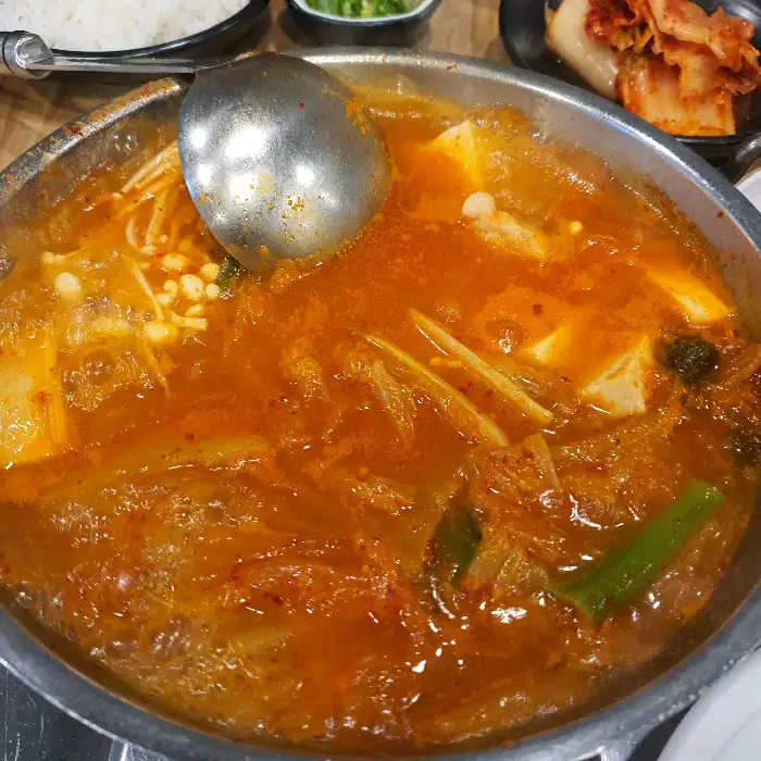 김치찌개가 보글보글 끓고 있다