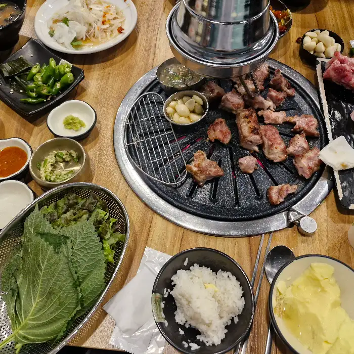 불판 위에서 맛있게 익어가는 꽃삼겹살
