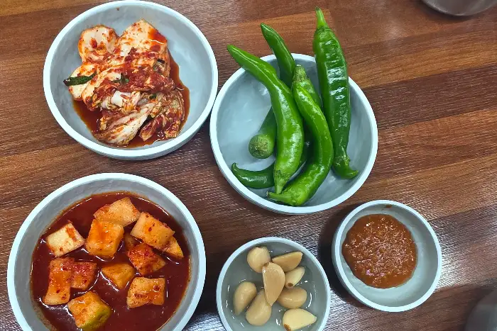김치, 깍두기, 고추 등 밑반찬