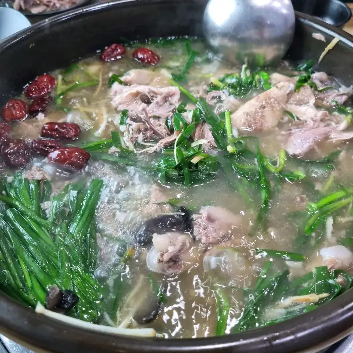 푹 삶아진 오리 백숙의 모습