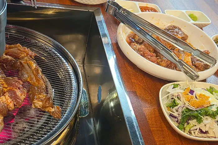 테이블에 차려진 고기와 곁들임 음식들
