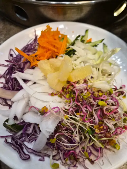 다양한 채소가 조화롭게 담긴 월남쌈 플레이팅