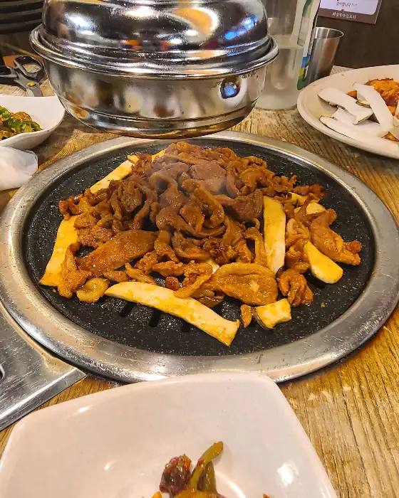 테이블 위에서 맛있게 익어가는 오리구이