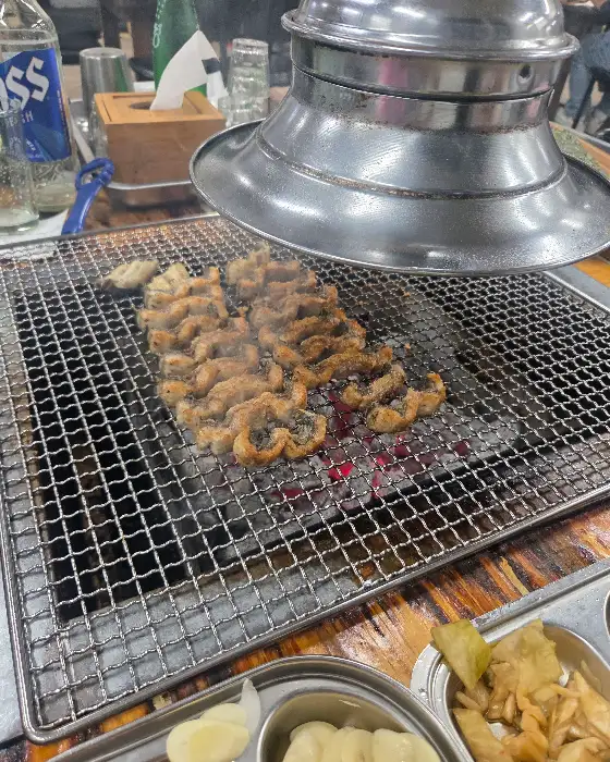 불판 위에서 구워지고 있는 장어