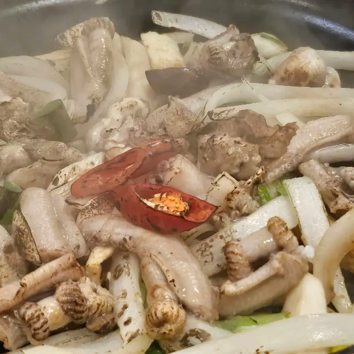 익어가는 꼼장어 소금구이