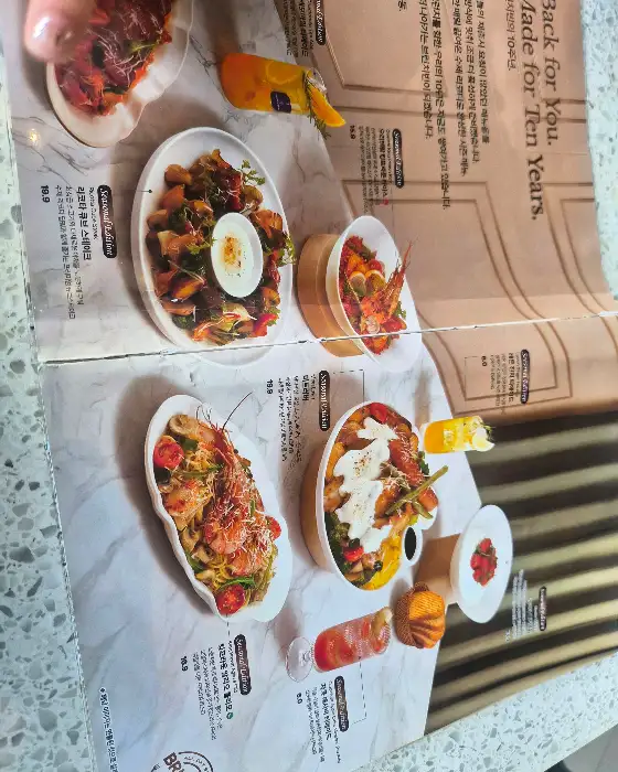 다양한 브런치 메뉴 사진이 담긴 메뉴판