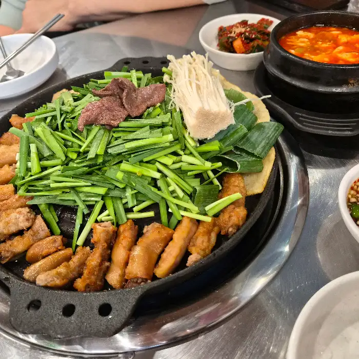 노릇하게 구워진 곱창의 먹음직스러운 모습