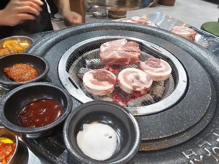 숯불 위에 올라간 다양한 부위의 고기