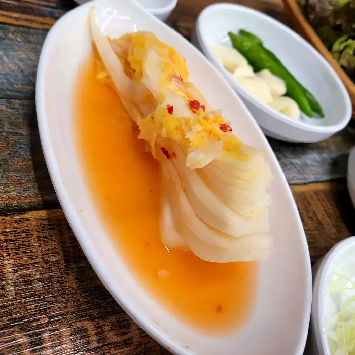 준비된 생갈비와 마늘, 고추