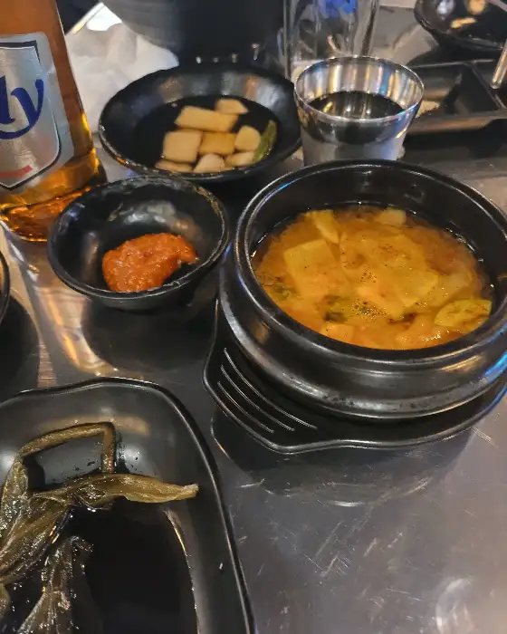 따뜻하게 끓여진 된장찌개 한 그릇