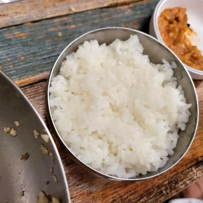 따뜻한 밥이 담긴 그릇