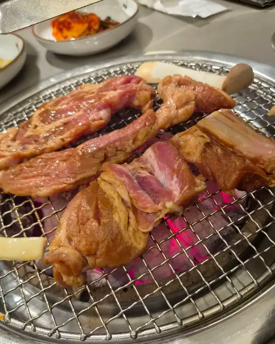 잘 익은 양념 갈비와 숯불